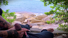 D3k69: Branlette surprise éjaculation sur la plage