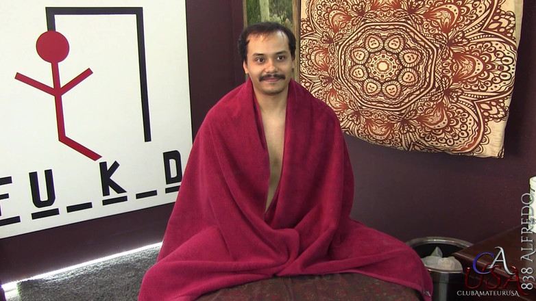 Club Amateur USA: Подтянутый Homo Alfredo дрочит его массивный хуй