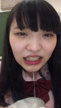 誰もいない教室で、女子大生の東山宗洋ちゃんがくしゃみをした後、レンズを鼻水で覆い、舐めまくっている