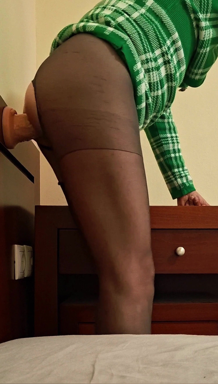 covo_sissy_cross: Pelacurmu tidak pernah puas dan nakal! Cewek itu masukin semua...