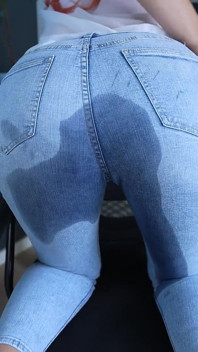 Seduciendo a mi compañero de trabajo con jeans mojados