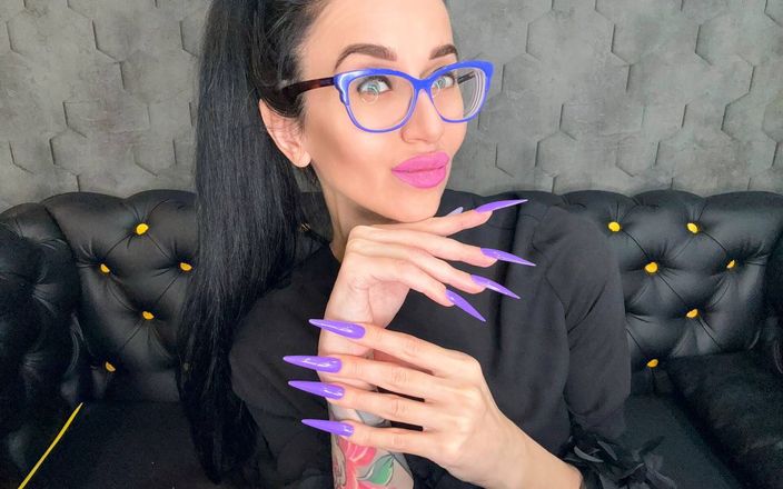 Julia domaina: Nouă formă mai lungă și nouă culoare mov