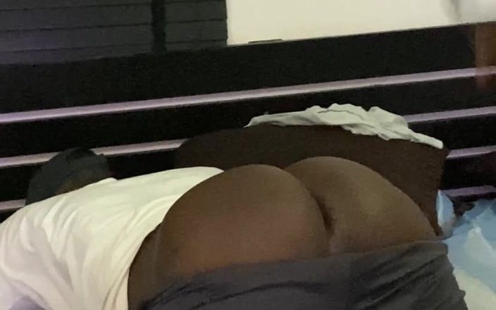 Funfor10k gay videos: Chàng trai nóng bỏng lắc lư với bài hát rap...