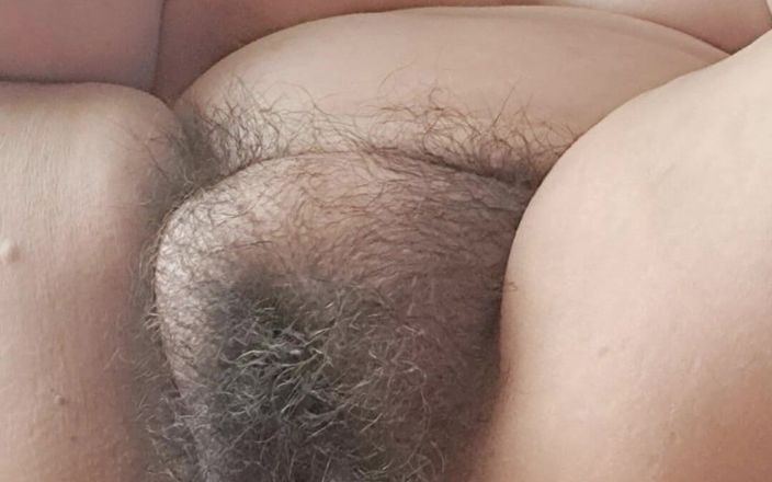 Mommy big hairy pussy: Orta yaşlı seksi kadın bacaklarını esnetiyor ve hava alıyor