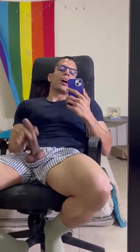 Bărbat columbian frumos cu un penis XXL care caută fundul de rupt