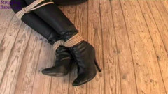 Submissed: Natalie Pole, cleavegagged attachée à des poteaux