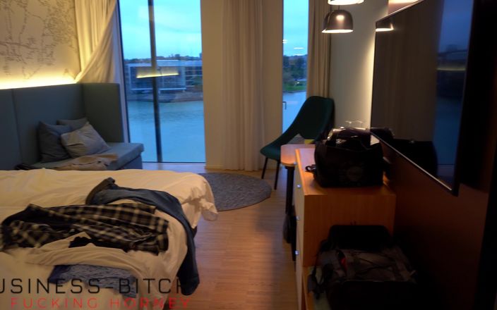 Business Bitch: Mollige secretaresse verrast baas in hoteldouche - zakelijke teef
