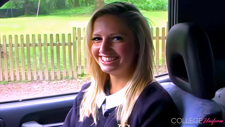 College Uniform: साक्षात्कार ले 2 Milly Hedgland की विशेषता