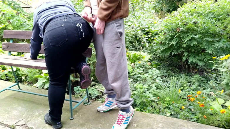 OurFetishLife: Une belle inconnue pulpeuse m'a aidé à jouir sur son jean