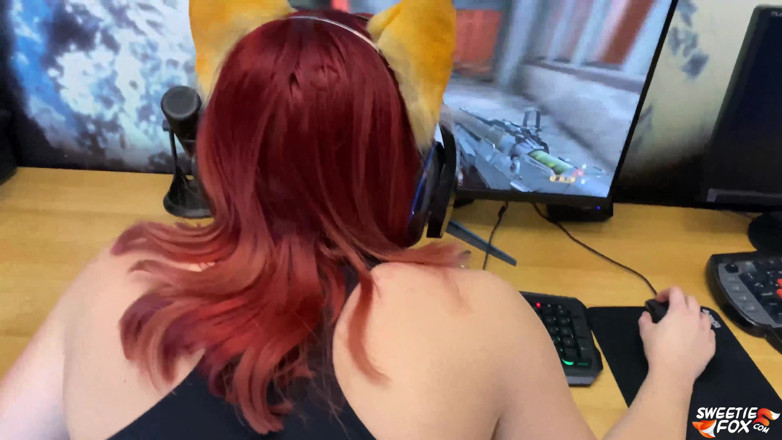 Sweetie Fox: loszka doggystyle jebanie i głębokie ssanie penisa podczas gry w...