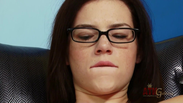 ATK Fans (Solo): Spex morena Aubrey James masturbándose solo