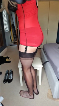 Aku lagi asik muasin memeknya pakai korselette merah seksiku dengan stoking ketat xxx