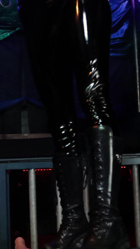 Grote laarzen en zweetvoeten vertrappen