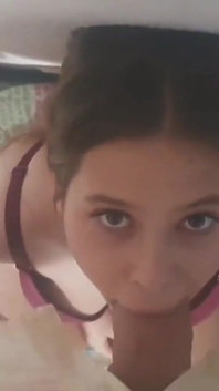 Une femme mariée suce une bite