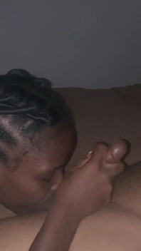 La sexy cameriera teen africana si intrufola nella mia stanza per sorprendere con un pompino molto salivoso dopo una dura giornata di lavoro vero fatto in casa