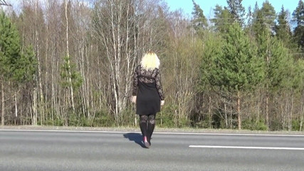 Nylon-Heels: Niegrzeczna laska na drodze