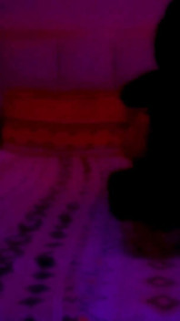 Um casal indiano de lua de mel sexy no quarto de hotel La Nivas Nainital