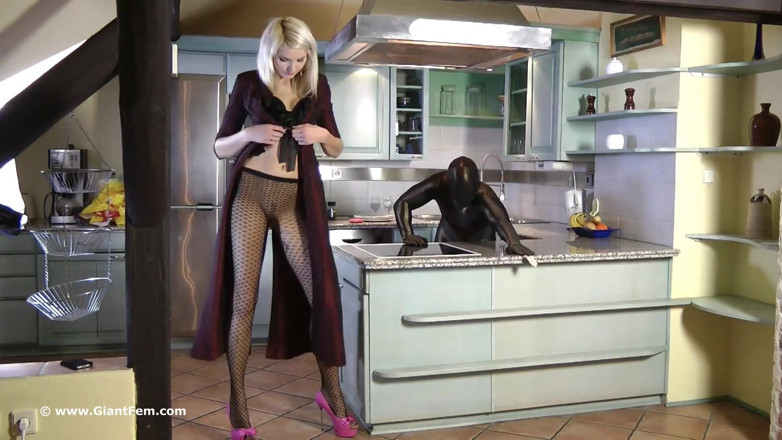 Giant Fem: Rád rozmazluji své malé sexuální otrokyně v kostýmu zentai