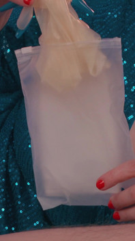 Uzun tırnaklı lastik eldivenli sadist aşağılayıcı orta yaşlı seksi kadın sahibeden beklenmedik yarak ısırması