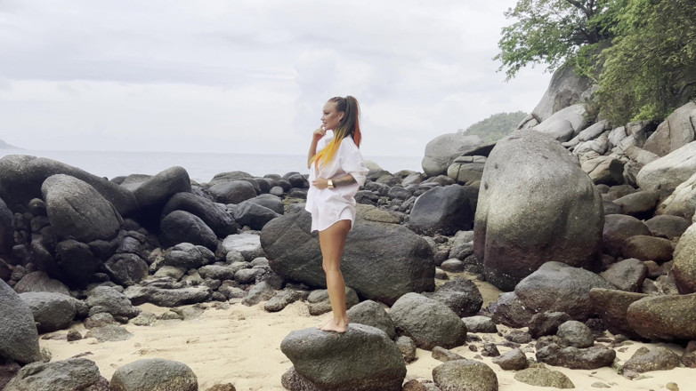 Monika Fox: Kinky Monika Fox on a Wild Beach Satisfies Herself with...