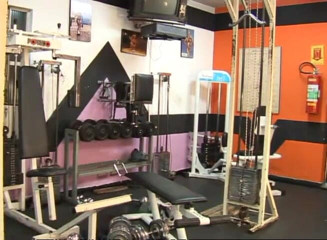 Bareback TV: Sexy dude gets fucked in the gym
