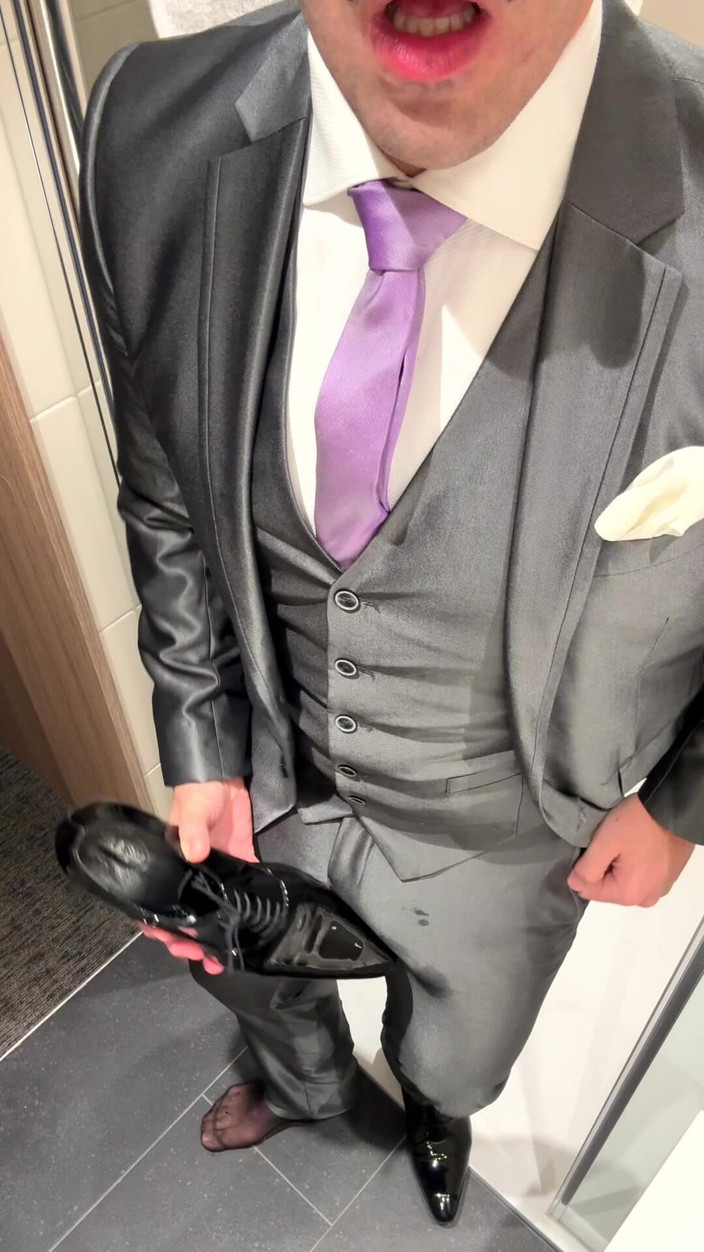 Master Shiny Shoes: Блестящий костюм, блестящие туфли, блестящий член