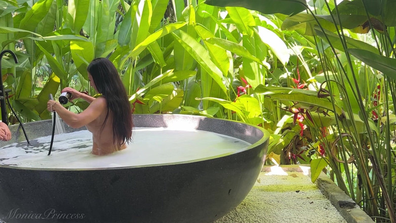 Princess Monica: Tắm trong rừng khỏa thân - đằng sau hậu trường