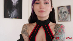 Alt Erotic: Tetovaná štíhlá děvka Natasha Grey šuká sexuální panenku