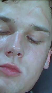 Blonďatá twink chlapi na gauči na castingu do hlubokého krku a lízání mrdky
