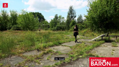 Dating Baron: Doreen nie klęka, aby się modlić, tylko ssie kutasa i...