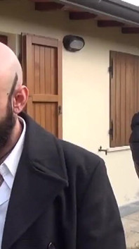 Prsatá manželka přesvědčila manžela, aby zkusila skupinový sexuální zážitek tím, že ho přinutím gangbang šukat a vidět, jak je nadržená