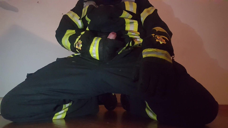Thebootsstopmper: Les pompiers se branlent dans des engins de pompiers