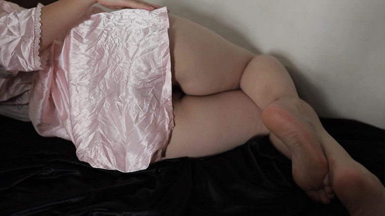 deafheaven666: Mooi meisje in sexy satijnen jurk pronkt met poesje