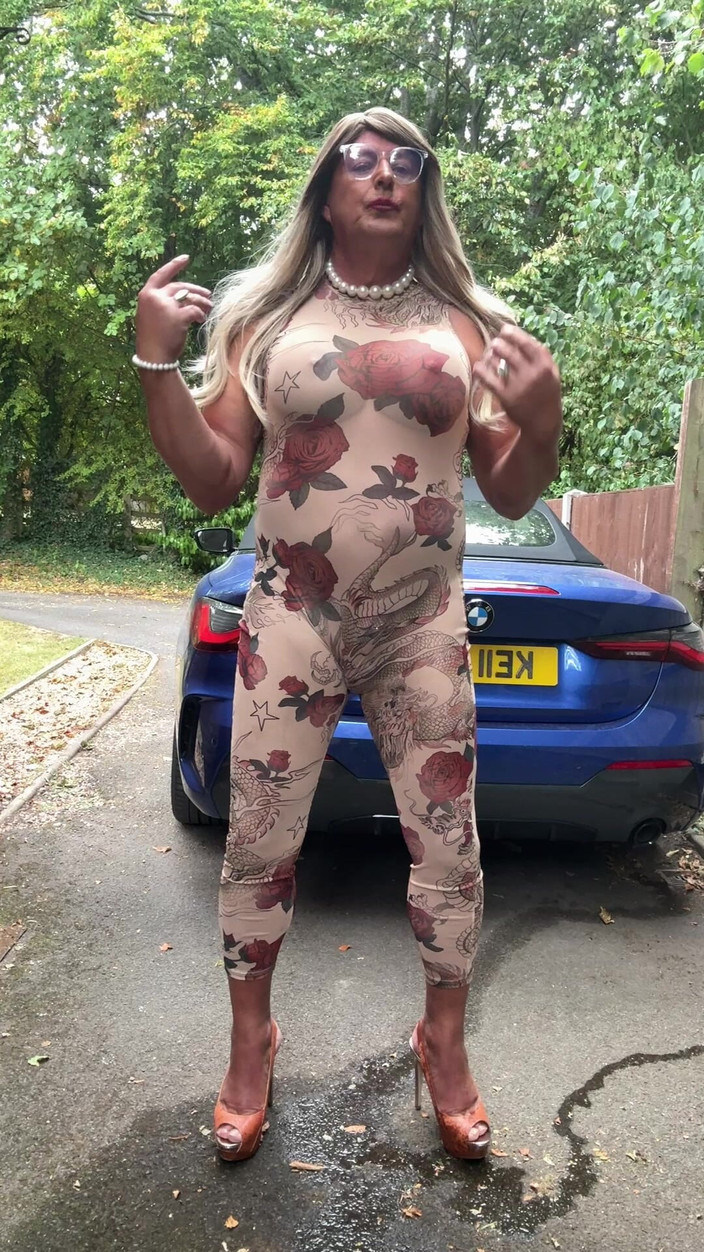 Kellycd2022: La sexy travestita kellycd2022 in una sexy tuta floreale see...