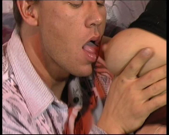 Deutscher hardcore: Velká prsa německá MILFka je tady, aby jezdila na jeho...