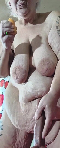 큰 와이너를 잡고 있는 핸잡 티나