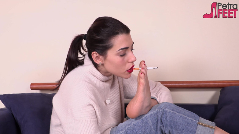 Smokin Fetish: Brunetka Petra kouří nohama