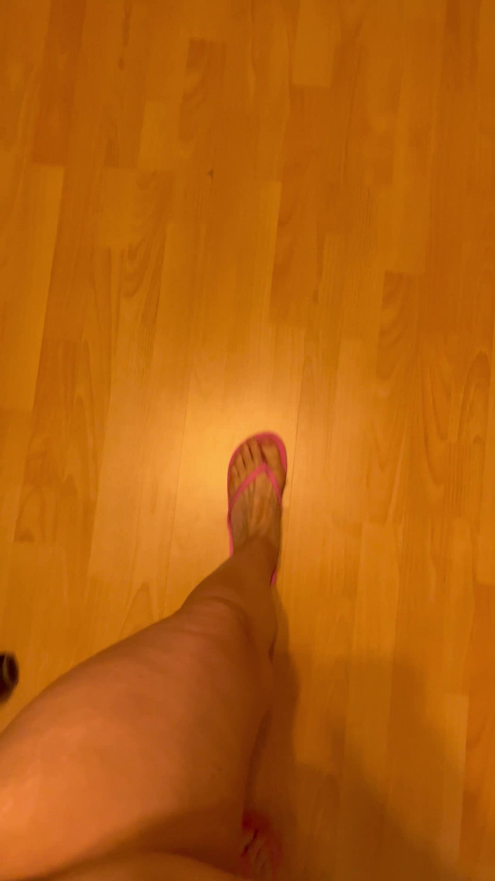 Feet: POV: 플립플롭이 걷는 소리