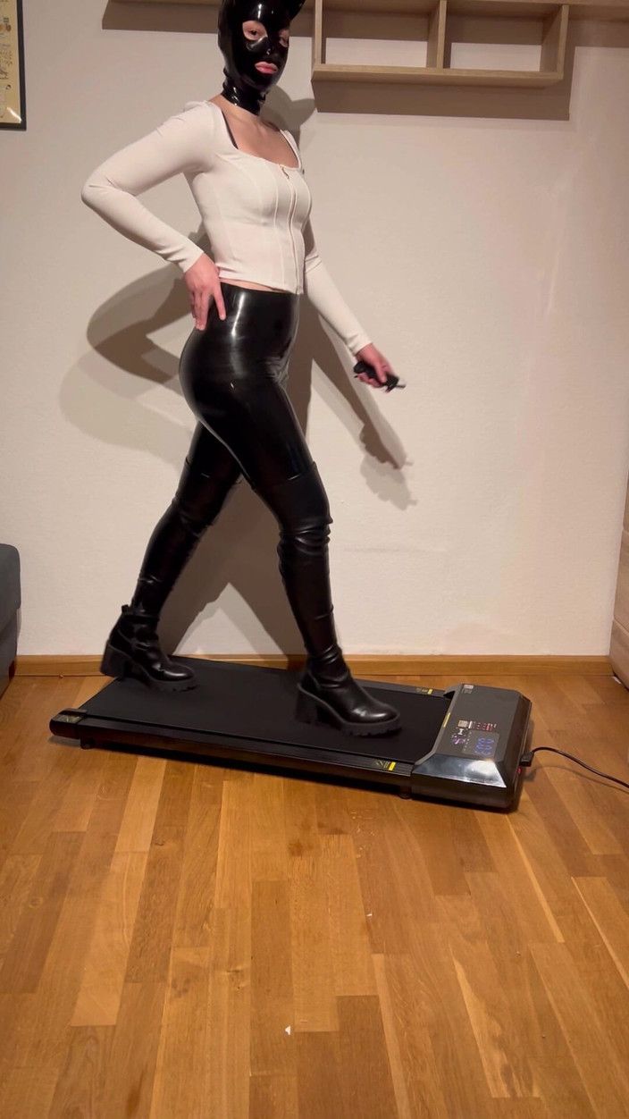 LillyLeather: Латексна тінка гуляє в різних чоботях і на високих підборах на біговій доріжці