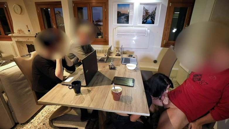 Alexandra Wett: 会議に出席していた18歳の研修生が吹っ飛んだ!2回噴射!