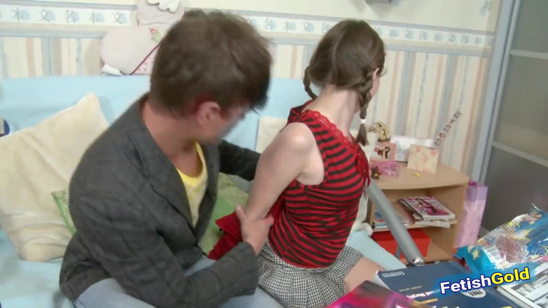 Teens Like it Hard: 美しいロシアの大学の女の子が深い肛門弄から彼女の角質の同僚