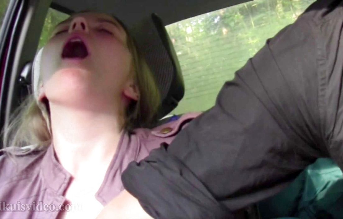 Young natural hitchhiker girl