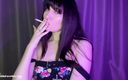 Matilda Faverline: Сексуальная женщина курит сигареты и раздевается под музыку