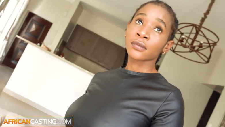 African Casting: Kozatá ebenová modelka opouští casting s novou prací a roztaženou...
