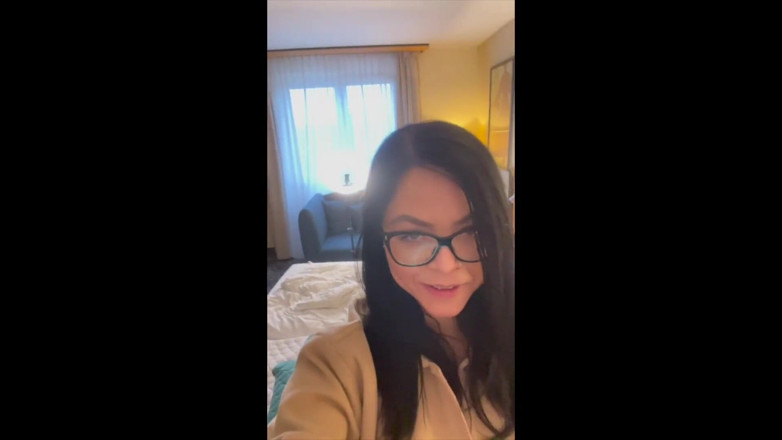 Shione Cooper: İri göğüslü orta yaşlı seksi kadın Shione Cooper cep telefonuyla...