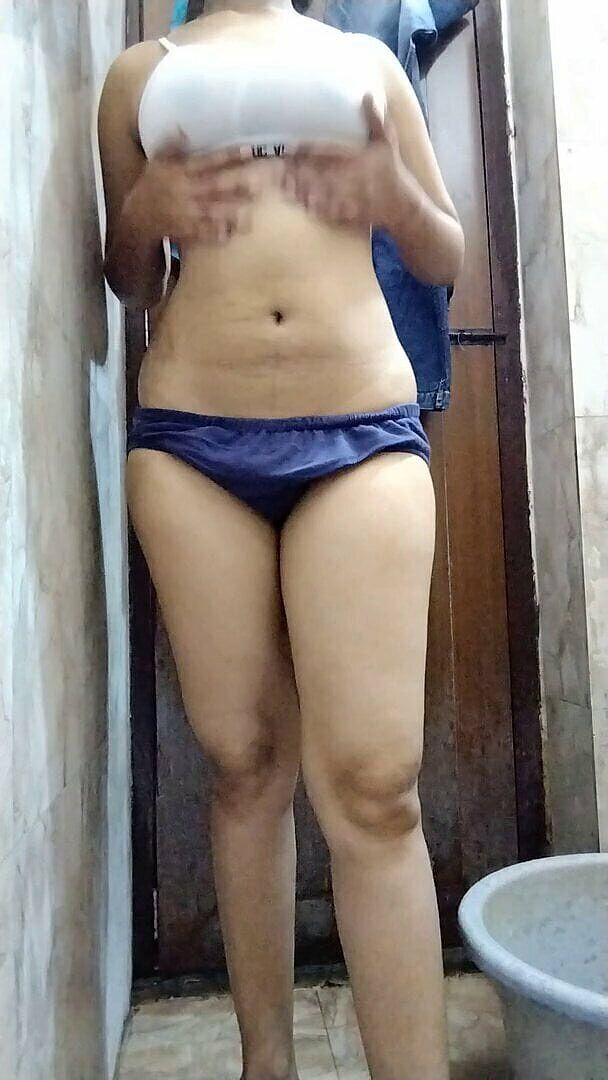 Riyathakur: Ateşli üniversiteli kız ateşli vücudunu gösteriyor