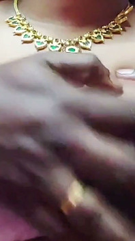 Bhabhi memanggil abang tirinya ke rumahnya