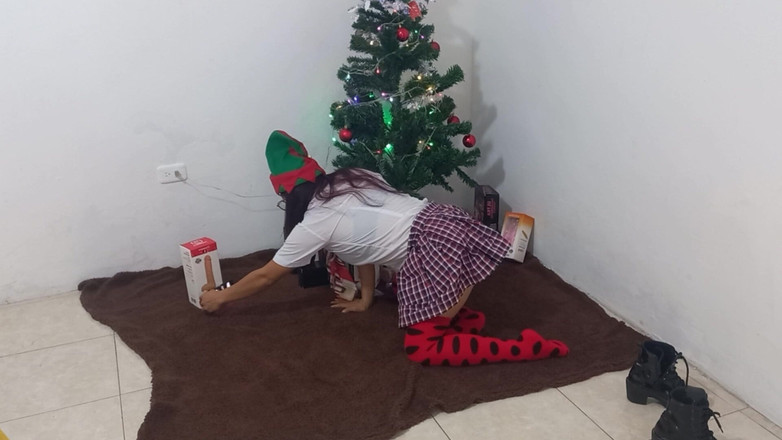 Martin13: Sexy studentka dostává své vánoční dárky !! Masturbuje s jedním z...