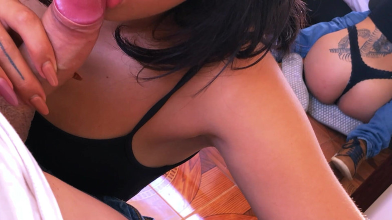 Ellie pink: 性感的大学 tattoed 宝贝与完美的屁股给口交