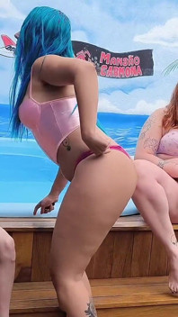 3 petites amies se masturbant dans la piscine